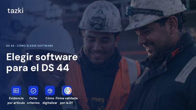 Tres trabajadores con casco revisando un documento en faena