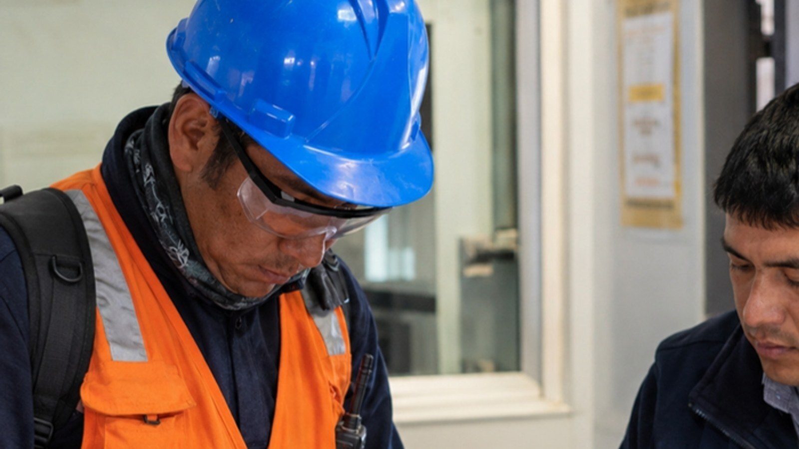 Trabajadores revisando registros firmados desde la app de Tazki